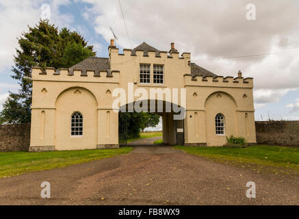 L'imponente versante nord Lodge gateway per Saltoun Hall, di proprietà di Fletchers - discendenti del Signore Fletcher 'Patriot'. Foto Stock