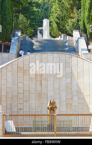 Statua in bronzo di Padre Pio da Francesco Messina a piedi di la Via Crucis) San Giovanni Rotondo Puglia Italia Foto Stock