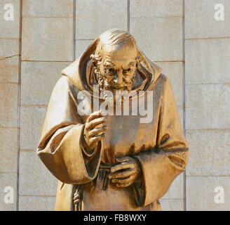 Statua in bronzo di Padre Pio da Francesco Messina San Giovanni Rotondo Puglia Puglia Provincia di Foggia Italia Europa Foto Stock