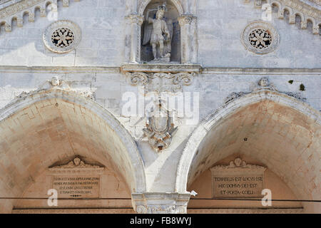 Statua di San Michele sulla facciata di Santaurio di San Michele Monte Sant' Angelo Foggia Puglia Puglia Italia Europa Foto Stock