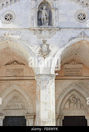 Statua di San Michele sulla facciata di Santaurio di San Michele Monte Sant' Angelo Foggia Puglia Puglia Italia Europa Foto Stock