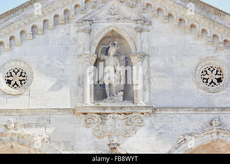 Statua di San Michele sulla facciata di Santaurio di San Michele Monte Sant' Angelo Foggia Puglia Puglia Italia Europa Foto Stock