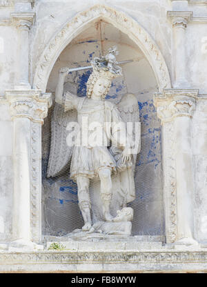 Statua di San Michele sulla facciata di Santaurio di San Michele Monte Sant' Angelo Foggia Puglia Puglia Italia Europa Foto Stock