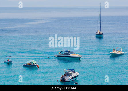 Yacht e barche ormeggiate nel Mare Adriatico, Isole Tremiti, Puglia Puglia, Italia, Europa Foto Stock