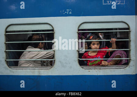 Guardando fuori di porte o finestre. Ferrovie indiano, India. Foto Stock