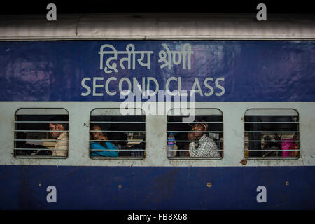 Guardando fuori di porte o finestre. Ferrovie indiano, India. Foto Stock