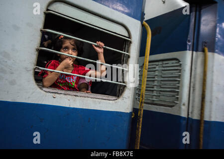 Guardando fuori di porte o finestre. Ferrovie indiano, India. Foto Stock