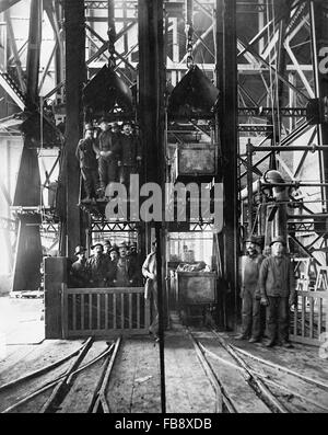 Il minerale di sollevamento e abbassamento dei minatori, piombo miniera Homestake, Dakota del Sud, Stati Uniti d'America, 1905 Foto Stock