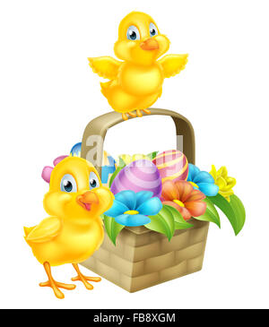 Cartoon Pasqua pulcini baby chicken uccelli, dipinte di cioccolato Uova di Pasqua e fiori di primavera in un cesto di Pasqua ostacolare Foto Stock