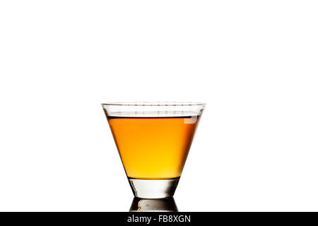 Bicchiere di whiskey isolati su sfondo bianco Foto Stock