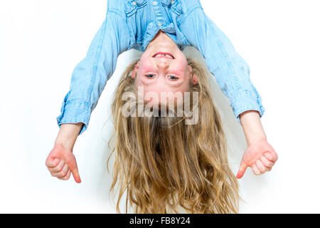 Sorridente ragazza giovane appeso di fronte a uno sfondo bianco Foto Stock