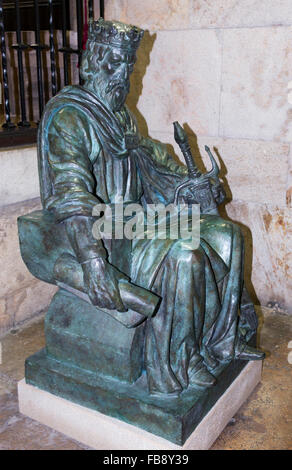 Valencia, Spagna. Statua di Giacomo I il Conquistatore, 1208 - 1276. Re di Aragona e di Valencia Foto Stock