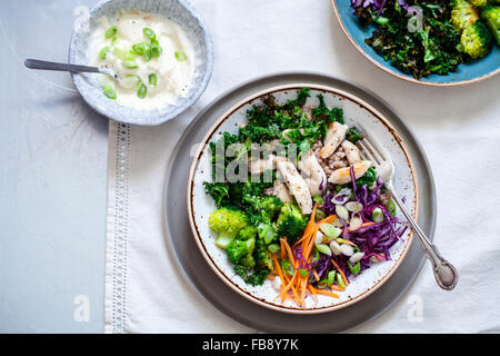 Una sana insalata con grano saraceno, pollo, broccoli, cavolo croccante e cavolo rosso Foto Stock