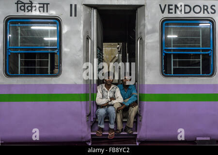 Guardando fuori di porte o finestre. Ferrovie indiano, India. Foto Stock