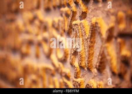 Close-up shot di lettere greche in prospettiva su una copia in stucco di decisioni prese in assemblea sinodale (Gruppo spirituale) tha Foto Stock