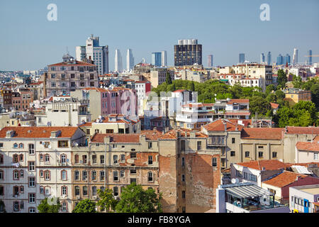 La vista dalla Torre di Galata al case residenziale con i grattacieli nella regione di Galata di Istanbul, Turchia Foto Stock