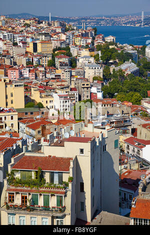 La vista dalla Torre di Galata al case residenziale con lo stretto del Bosforo e ponte in background, Istanbul, Turchia Foto Stock