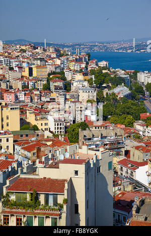 La vista dalla Torre di Galata al case residenziale con lo stretto del Bosforo e ponte in background, Istanbul, Turchia Foto Stock