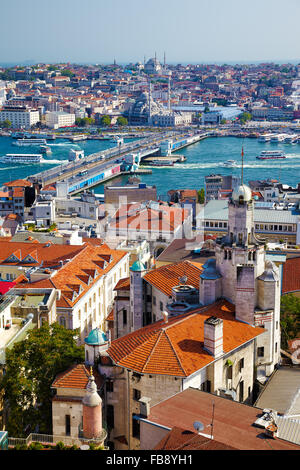 La vista dalla Torre di Galata al Ponte di Galata che è collegato Beyoglu regione e Sultanahmet sulle opposte sponde del Golden H Foto Stock