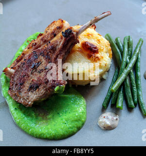 Lamb Chop con purea di piselli e patate dauphinoise Foto Stock