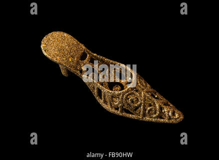 Decorativo Pantofola d'oro su sfondo nero. Tema di lusso. Foto Stock