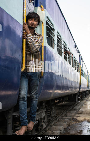 Guardando fuori di porte o finestre. Ferrovie indiano, India. Foto Stock