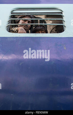 Guardando fuori di porte o finestre. Ferrovie indiano, India. Foto Stock