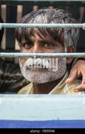 Guardando fuori di porte o finestre. Ferrovie indiano, India. Foto Stock