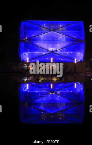 L'edificio Water Mirror e le Nuage di notte disegnato da Philippe Starck , Parvis Stephane Hessel, Montpellier, Francia Foto Stock