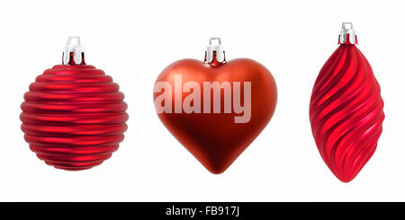 Natale decorazione tre isolati su sfondo bianco. Sfera, cuore e pino a forma conica. Superficie opaca. Foto Stock