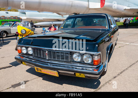 Il festival "vecchia auto Fest 2015", ha mostrato un rappresentante black GAZ-14 'Chaika' vintage modello a Foto Stock