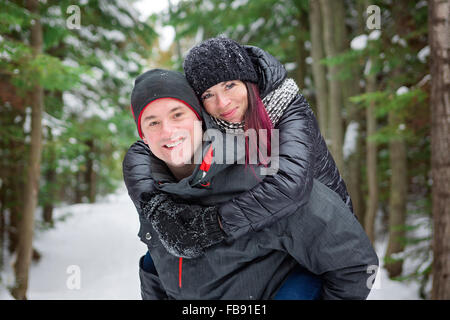 Inverno giovane sovrapponibile in snow sorridendo felice ed entusiasta. Foto Stock