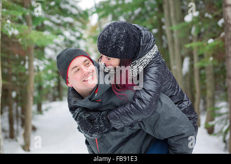 Inverno giovane sovrapponibile in snow sorridendo felice ed entusiasta. Foto Stock