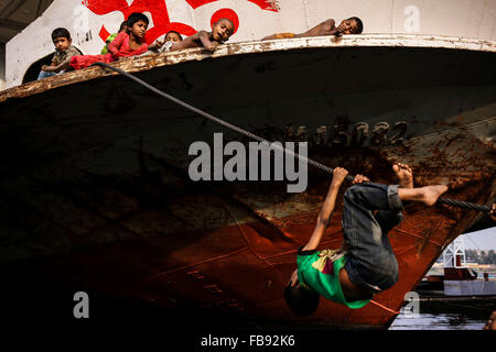 Dacca in Bangladesh. Xii gen, 2016. I bambini giocano nel pomeriggio. Credito: Mohammad Hossain Ponir/ZUMA filo/Alamy Live News Foto Stock