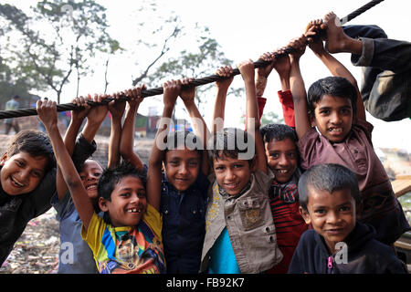 Dacca in Bangladesh. Xii gen, 2016. I bambini giocano nel pomeriggio. Credito: Mohammad Hossain Ponir/ZUMA filo/Alamy Live News Foto Stock