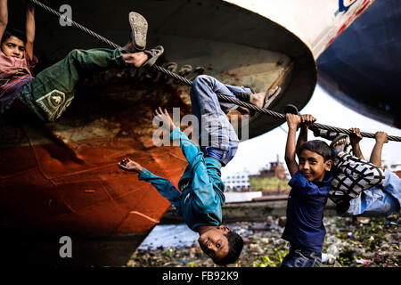 Dacca in Bangladesh. Xii gen, 2016. I bambini giocano nel pomeriggio. Credito: Mohammad Hossain Ponir/ZUMA filo/Alamy Live News Foto Stock