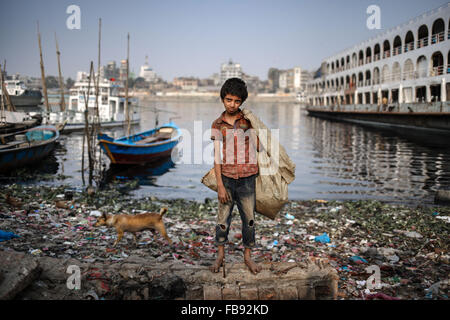 Dacca in Bangladesh. Xii gen, 2016. Rakib è di circa dieci anni di vecchio ragazzo che raccoglie i materiali di scarto dalla strada e dal garbage e venderli al rivenditore locale. In questo modo si guadagna quasi 2,5 USD in media. Suo padre in un rickshaw estrattore e madre è una cameriera; entrambi vivono nel distretto di Bhola del Bangladesh. Credito: Mohammad Hossain Ponir/ZUMA filo/Alamy Live News Foto Stock