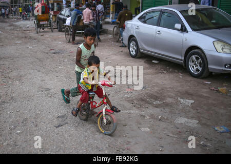 Dacca in Bangladesh. Xii gen, 2016. I bambini sono in sella ad una bicicletta. Credito: Mohammad Hossain Ponir/ZUMA filo/Alamy Live News Foto Stock