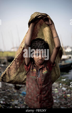 Dacca in Bangladesh. Xii gen, 2016. Rakib è di circa dieci anni di vecchio ragazzo che raccoglie i materiali di scarto dalla strada e dal garbage e venderli al rivenditore locale. In questo modo si guadagna quasi 2,5 USD in media. Suo padre in un rickshaw estrattore e madre è una cameriera; entrambi vivono nel distretto di Bhola del Bangladesh. Credito: Mohammad Hossain Ponir/ZUMA filo/Alamy Live News Foto Stock