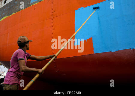 Dacca in Bangladesh. Xii gen, 2016. Un operaio è dipinto un nuovo reso nave in un locale docyard. Credito: Mohammad Hossain Ponir/ZUMA filo/Alamy Live News Foto Stock