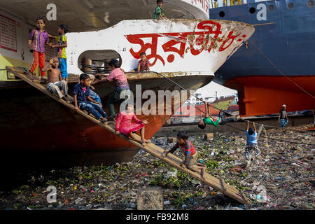 Dacca in Bangladesh. Xii gen, 2016. I bambini giocano nel pomeriggio. Credito: Mohammad Hossain Ponir/ZUMA filo/Alamy Live News Foto Stock