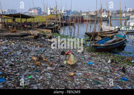 Dacca in Bangladesh. Xii gen, 2016. Rakib è di circa dieci anni di vecchio ragazzo che raccoglie i materiali di scarto dalla strada e dal garbage e venderli al rivenditore locale. In questo modo si guadagna quasi 2,5 USD in media. Suo padre in un rickshaw estrattore e madre è una cameriera; entrambi vivono nel distretto di Bhola del Bangladesh. Credito: Mohammad Hossain Ponir/ZUMA filo/Alamy Live News Foto Stock