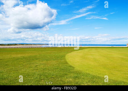 Golf Green St Andrews old course links, su sfondo West sands beach posizione filmato di carri di fuoco. Fife, Scozia, Euro Foto Stock