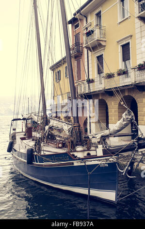 Yacht ormeggiati sul lago di Garda, Italia. Foto Stock