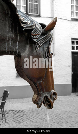 La scultura in bronzo di una testa di cavallo, fontana, Bruges, Belgio Foto Stock