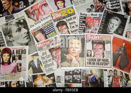 Londra, Gran Bretagna. 12 gennaio 2016. Le prime pagine dei giornali britannici dopo la morte di David Bowie Foto Stock