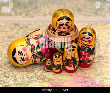 Un di legno Bambola matrioska, noto anche come un russo nesting doll, su una mappa di Russia Foto Stock