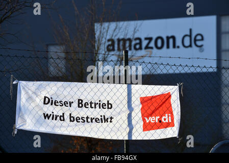 FILE - un file immagine datata 15 dicembre 2014 mostra uno sciopero banner appesi all'ingresso del centro logistico del rivenditore online Amazon, in Bad Hersfeld, Germania. Foto: UWE ZUCCHI/DPA Foto Stock