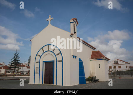 La chiesa in cima alla scogliera città di Zambujeira do Mar Alentejo Portogallo Foto Stock