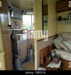 Interno di una roulotte degli anni cinquanta che mostra una zona notte e cucina Foto Stock